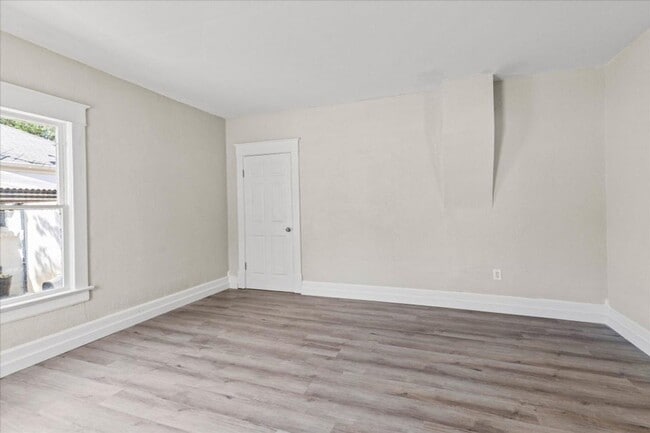 Building Photo - Charming 3 Bedroom, 2 Bathroom Home for Re...