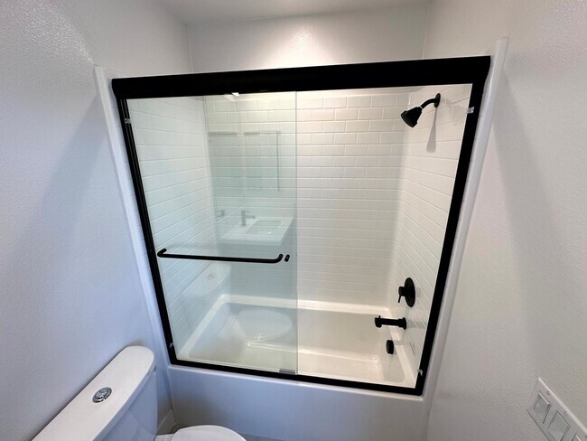 Building Photo - Fantastic 3 Story Townhome - 2 bedrooms - ...