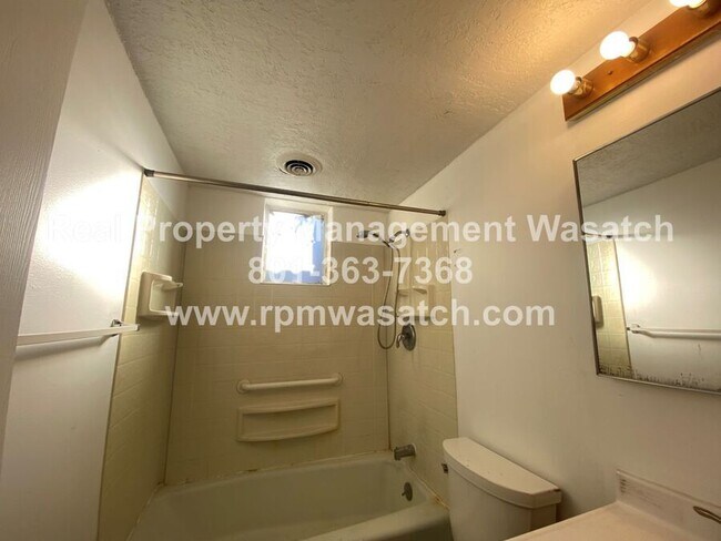 Building Photo - 448 Penney Ave S