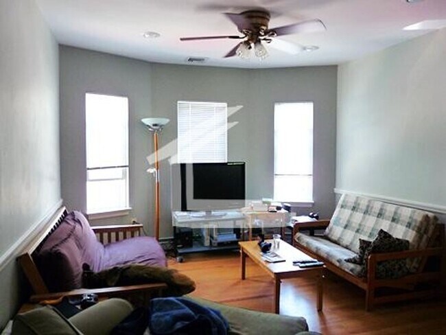 Building Photo - No Brokers Fee,  Parking Included, Laundry on a Site, Eat-in Kitchen