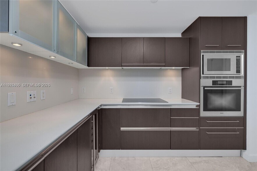 Building Photo - 17001 Collins Ave