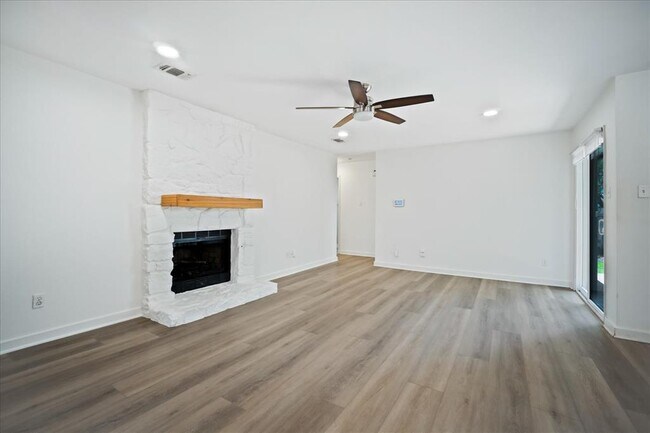 Building Photo - 3803 Alexandria Dr