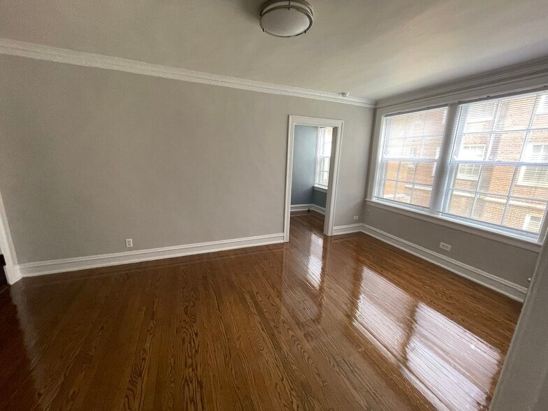 K1 living area - 1716 W Albion Ave