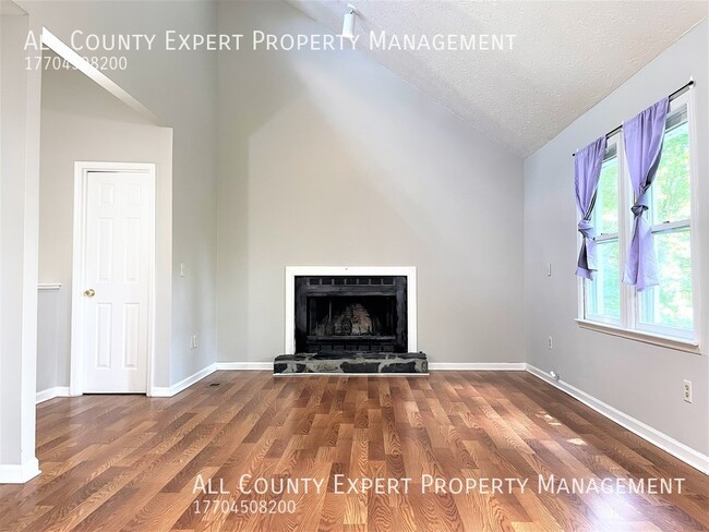 Building Photo - Near Lake Lanier - Great 2 bedroom duplex