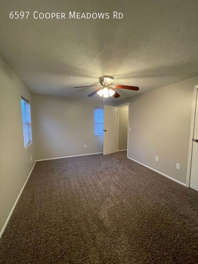 Building Photo - 2 Bed 2.5 Bath - Updated, Scenic, Convenient