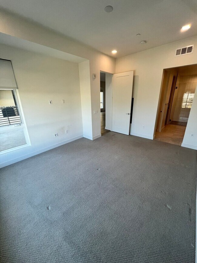 Building Photo - Modern Mission Valley Condo Near Civita Park