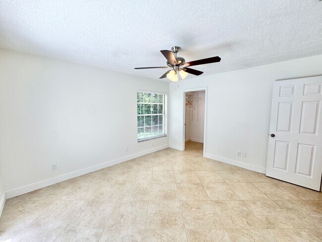 Building Photo - ** BERKSHIRE LAKES ** 3 BED + DEN / 2.5 BA...