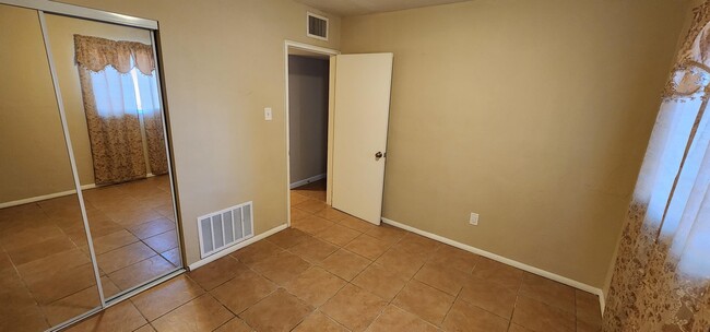 Building Photo - 2126 E Hidalgo Vista