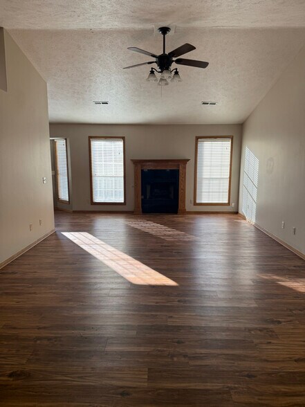 Building Photo - 653 Walnut Ridge St