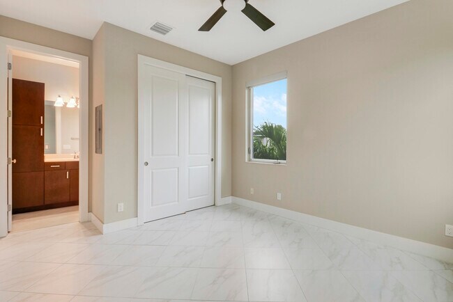 Building Photo - 5029 Grandiflora Rd