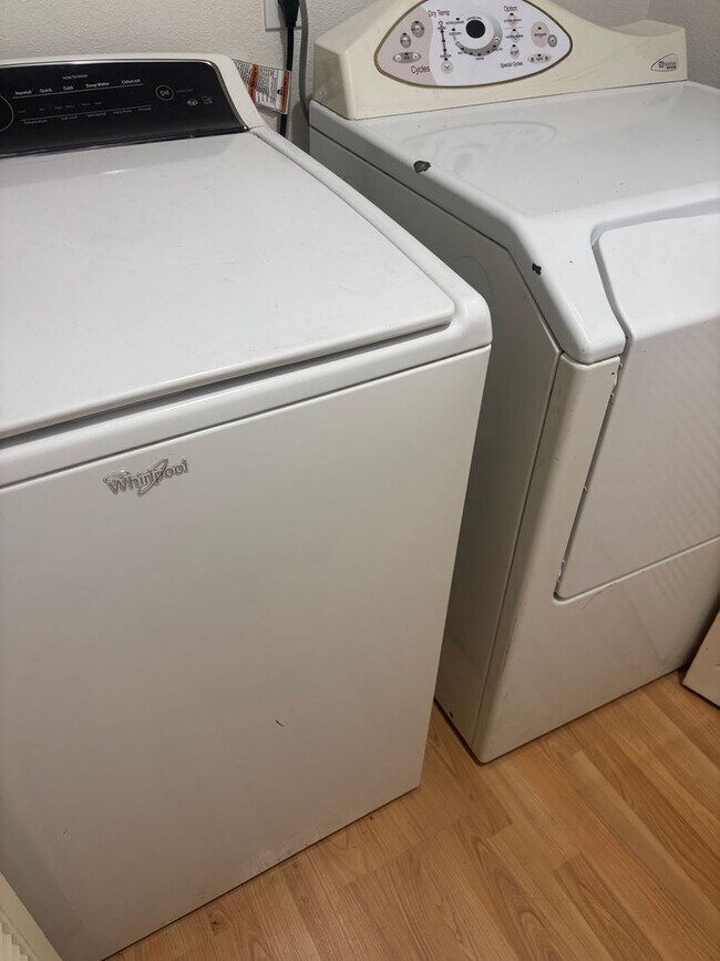 Building Photo - 4-BedroomSpacious Home