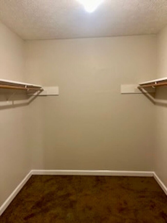 Building Photo - Tons of space and room to entertain!!