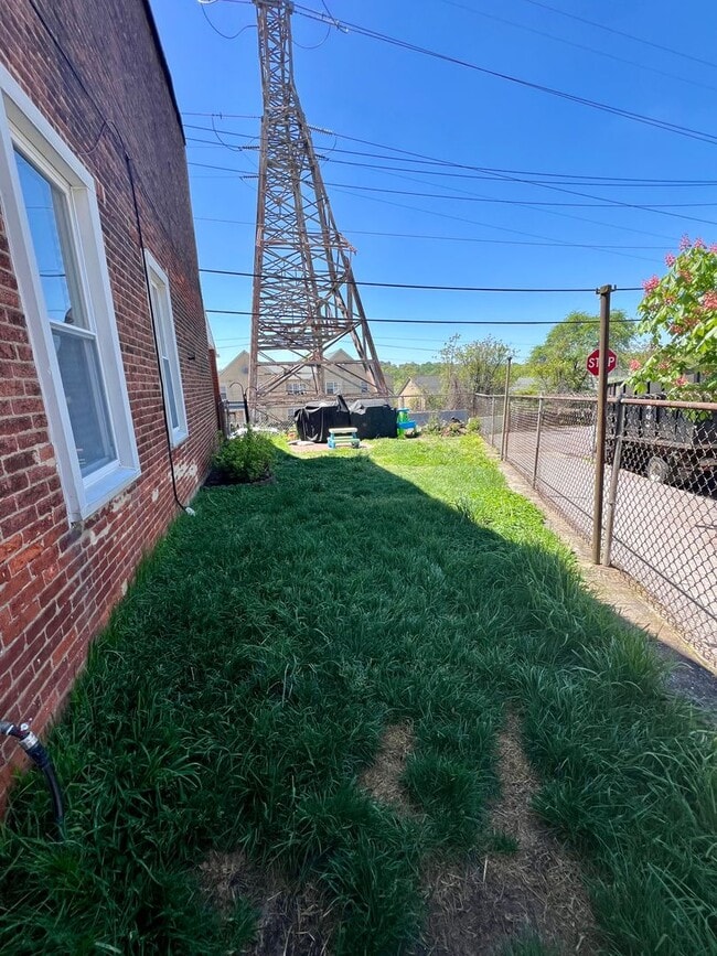 Building Photo - Gorgeous 3-Bedroom Townhome in East Falls! Available June 1st!