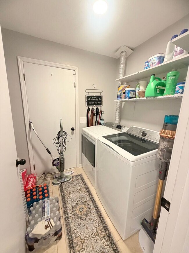 Building Photo - Fenced in 4 Bed 2 Bath in Mariners Landing