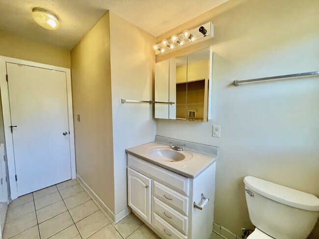 Building Photo - 4 Bed, 2 Bath Nest In Cottonade Close To Base