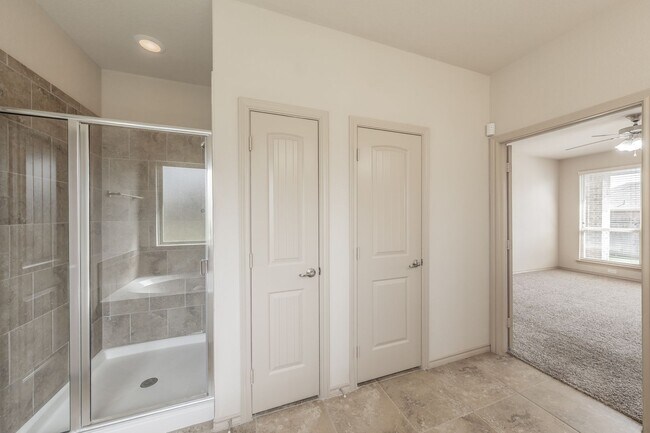 Building Photo - Excellent 3 bedroom plus office in Villages at Edgecliff