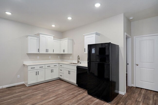 Building Photo - 319 S Florence Ave