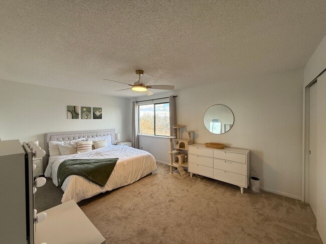 Building Photo - Welcome home to this beautifully updated townhome in the highly desirable Chesapeake Bay community!