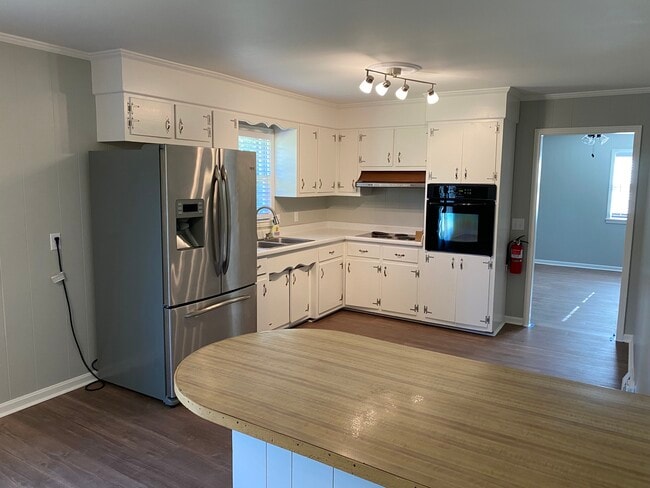 Penninsula and view of kitchen - 504 Luther Rd