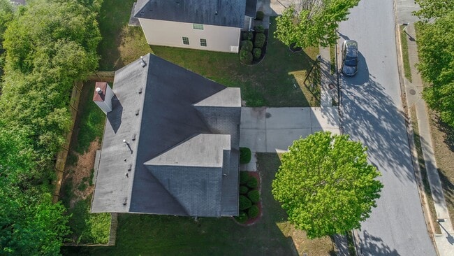 Building Photo - Impressive 3 Bed, 2.5 Bath Home