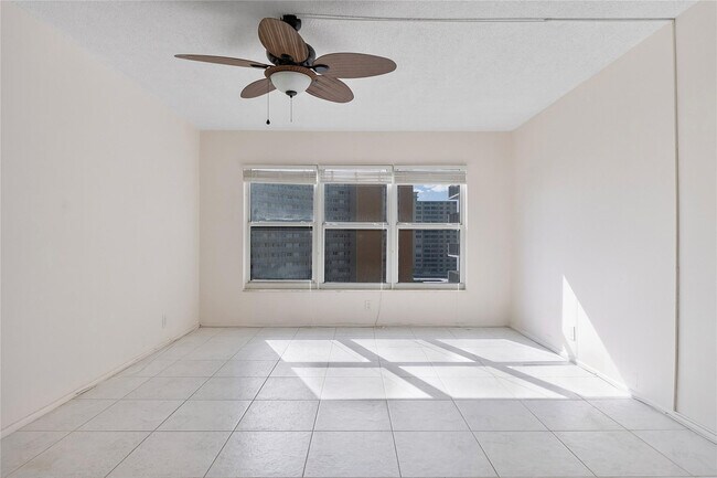 Building Photo - 405 N Ocean Blvd