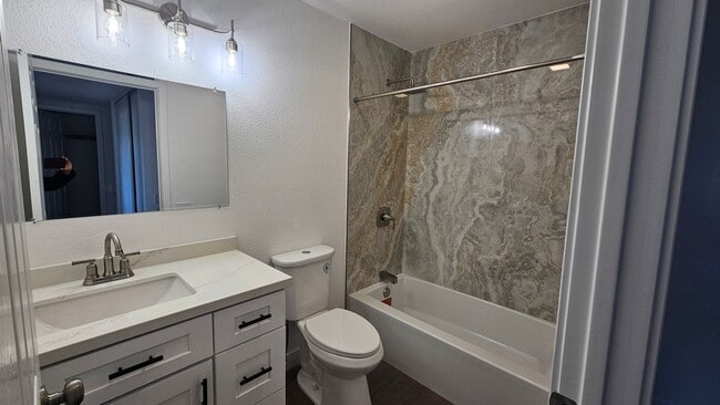 Building Photo - Beautiful 2BD 1.5BA Recently Remodeled Condo in Forest Park Plaza