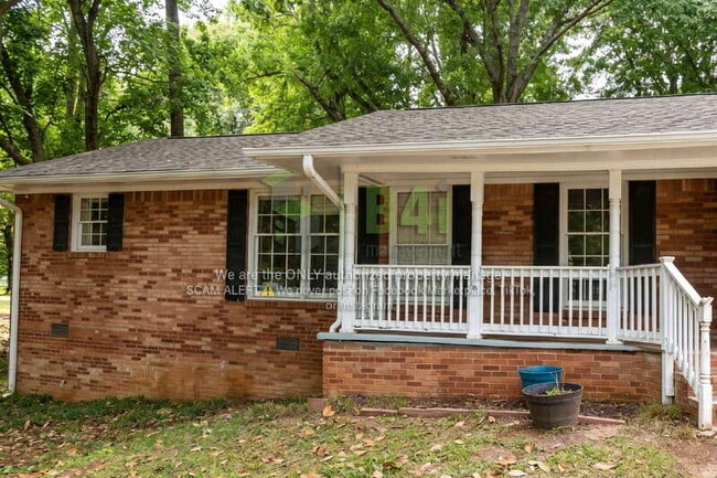 Building Photo - 6106 Venetian Way SW