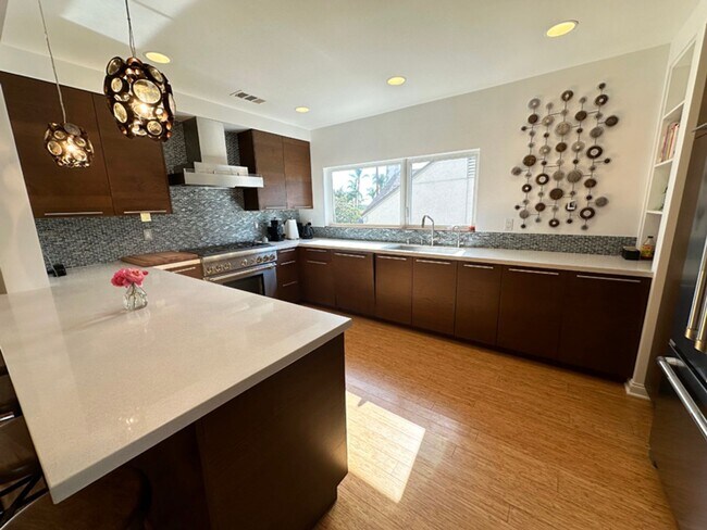 Building Photo - 3 Bdrm/2 Bath Mid-Century Home in Golden Hills Neighborhood of Fullerton