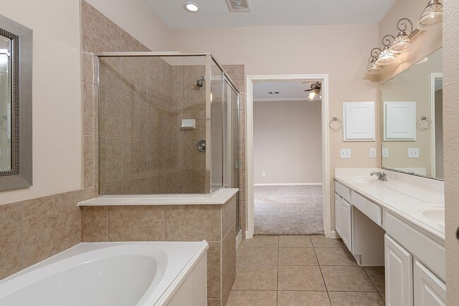 Building Photo - 50 E Pipers Green St