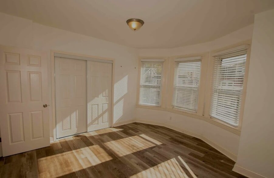 Building Photo - 30 E 23rd St