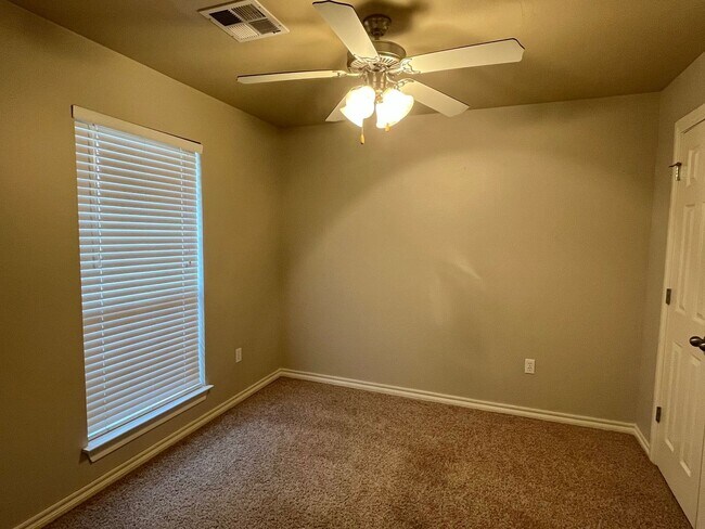 Building Photo - Wonderful 4 bed, 2 bath 3 car in Falcon Ri...