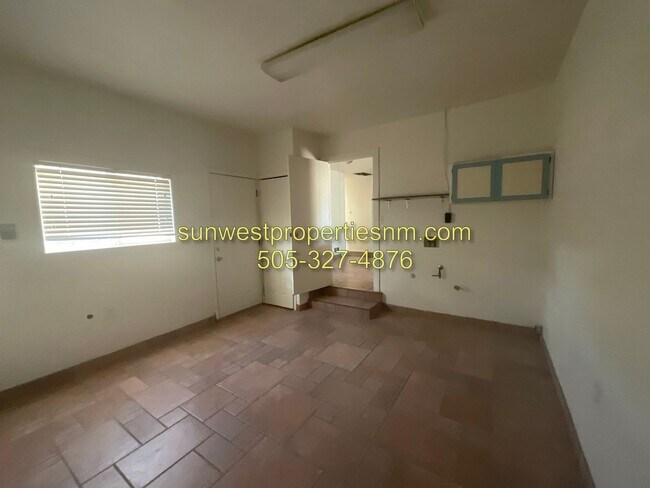 Building Photo - 3011 E Edgecliff Dr