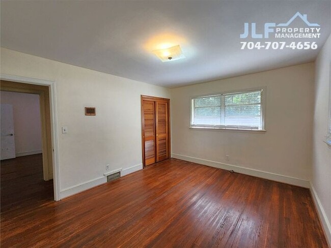 Building Photo - Sprawling 3 Bedroom/ 2.5 Bathroom Ranch in Charlotte!