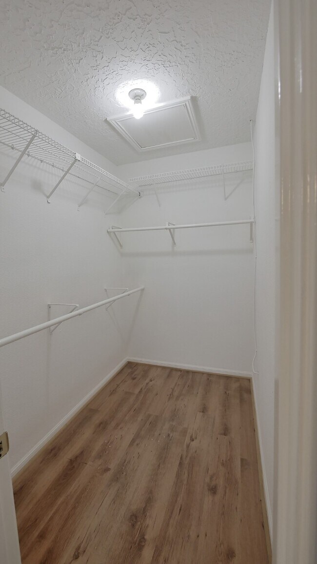 Building Photo - 800 Country Pl Dr