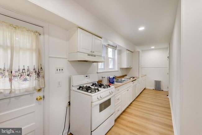 Building Photo - 429 Manor Ave