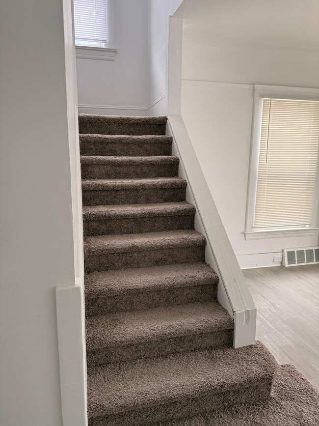 Building Photo - 10814 Hull Ave