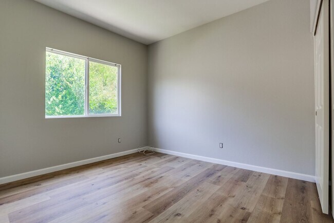 Building Photo - 3 Bedroom Home in Cul De Sac Available Now...
