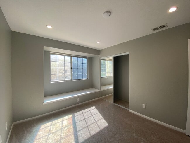 Building Photo - Stunning 4 bedroom Home with a Pool locate...