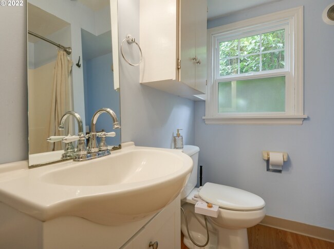 Building Photo - Charming 3 bed + office, 1.5 bath rental home in University Park Portland!
