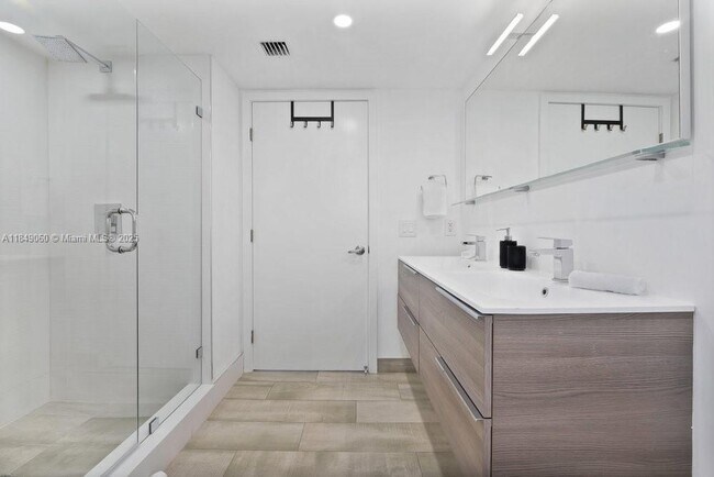 Building Photo - 9261 E Bay Harbor Dr