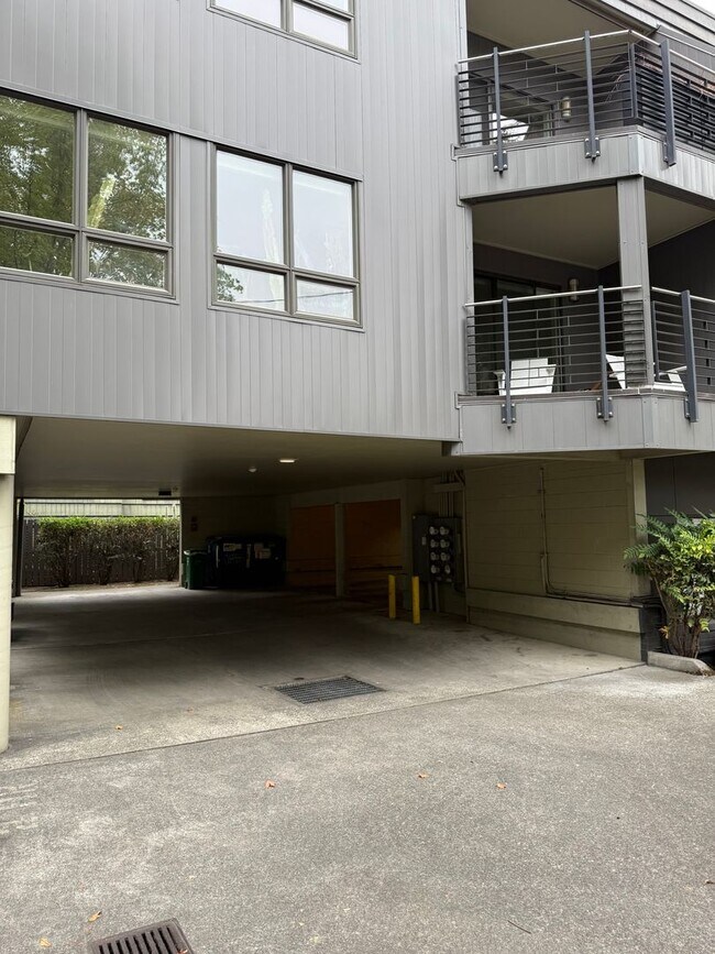 Building Photo - Wallingford Condo Unit