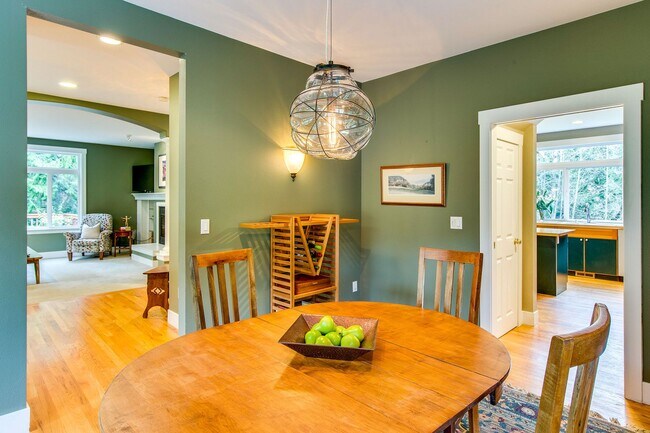 Building Photo - Beautiful Bainbridge Home