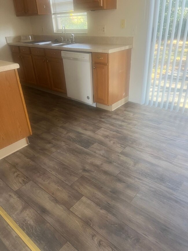 Building Photo - Wonderful 2 bedroom home with Addition Den or Office, Great Location