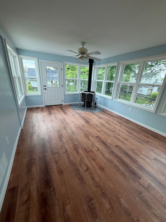 Building Photo - 3 Bedroom, 2 Full Bath Home with 4-Season Room, Garage & Large Lot