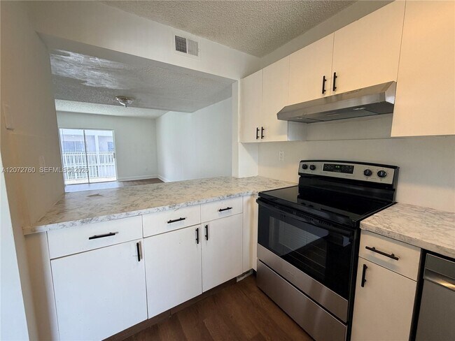 Building Photo - 2710 W 76th St