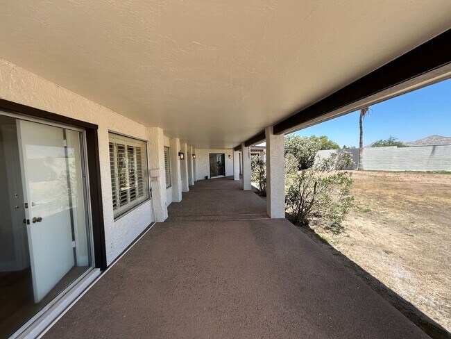 Building Photo - 985 E Campina Ln