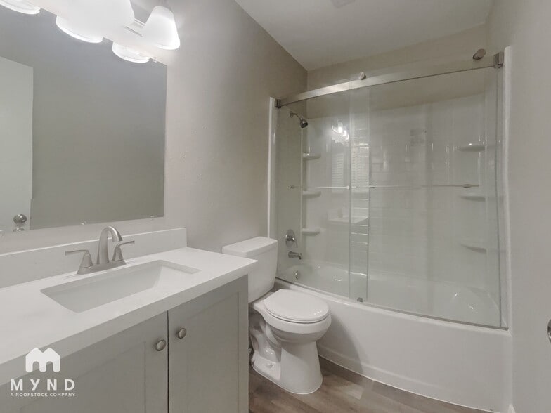 Building Photo - 5625 Antoine Dr