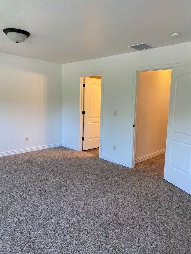 Building Photo - $200 OFF FIRST MONTHS RENT IF A LEASE IS S...