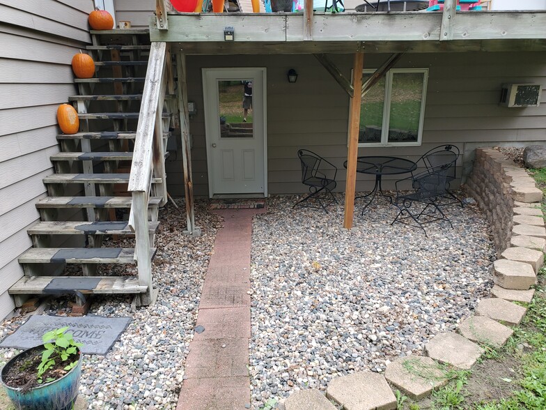 Shared Patio - 929 W Linden St