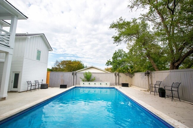 Building Photo - 701 Hereford St